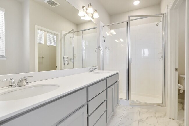 Building Photo - Spacious 3 Bed, 2.5 Bath Townhome in Prime...