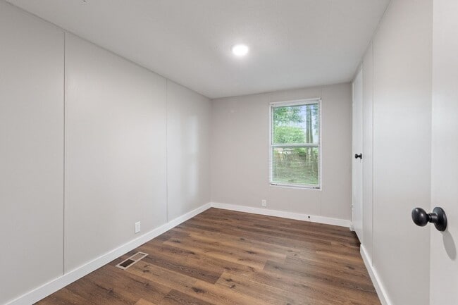 Building Photo - 3 bed 2 bath