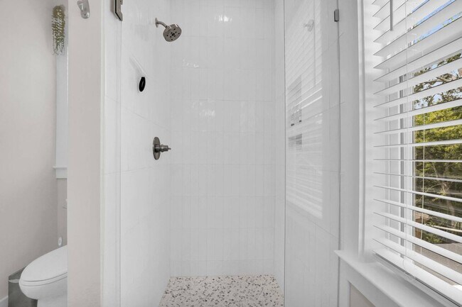 Building Photo - 615 E 33rd St