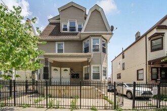 Building Photo - 467-469 Summer Avenue Unit 3