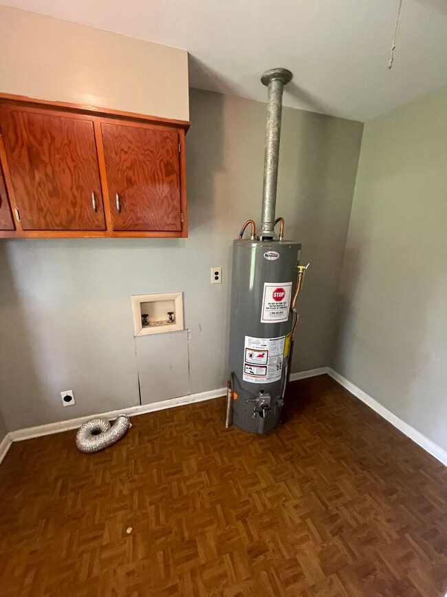 Building Photo - 2 Bed 1 Bath Duplex