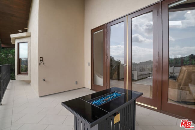 Building Photo - 10160 Cielo Dr