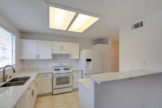 Building Photo - Beautiful 2BR / 2BA Renovated / Modern Con...