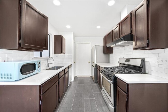 Building Photo - 914 Peggotty Pl