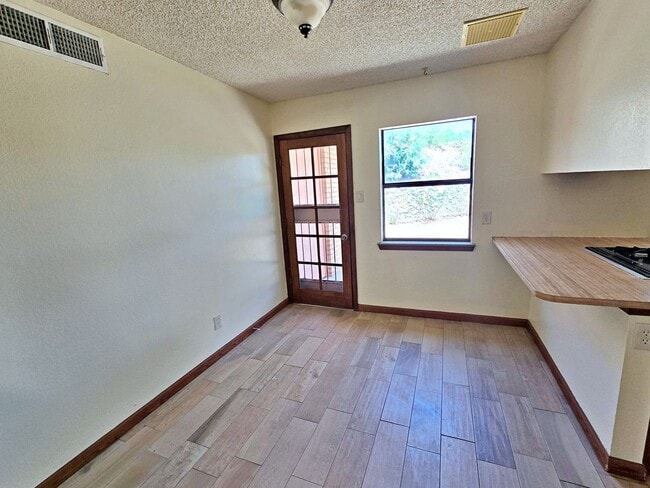 Building Photo - Charming Cul-de-Sac Home with Mountain Views