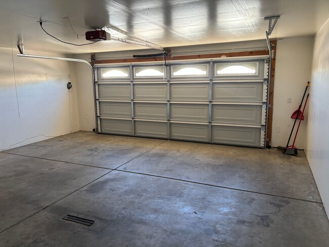 Building Photo - 7078 W Hunnington Dr