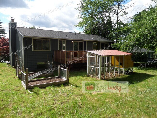 Building Photo - Wonderful & Updated 3-Bedroom Home w/Custom Chicken Coop in Redmond FOR RENT!!