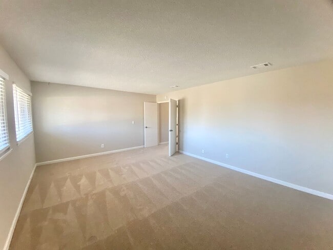 Building Photo - Large 5-bedroom 3-bathroom Home in Union C...
