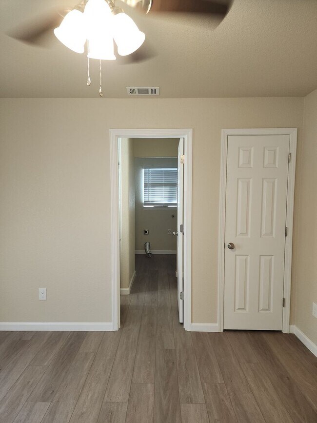 Building Photo - 2 Bedroom 1 Bath with Washer and Dryer Hook-ups