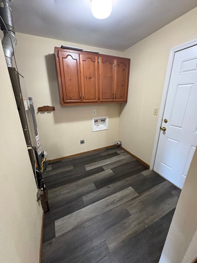 Building Photo - WOW! Look at this property ! You cant beat this price!