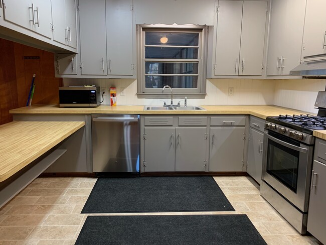 Kitchen - 2818 Leconte Rd