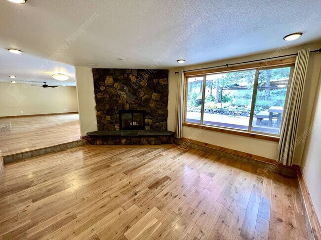 Building Photo - Inviting single-level home in forested SW Bend neighborhood