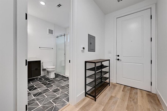 Building Photo - 2709 E 5th St.