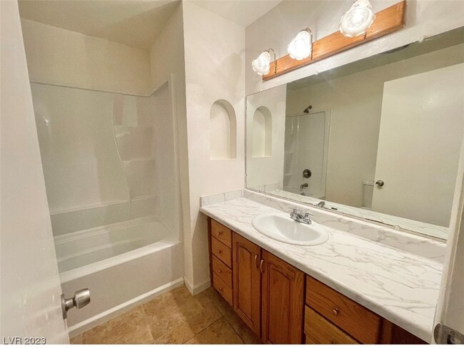 Building Photo - 6225 Vista Verde N
