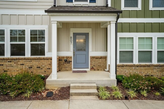 Building Photo - Three Bedroom Home