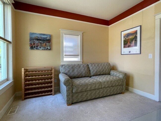 Building Photo - Spring Semester Furnished House!