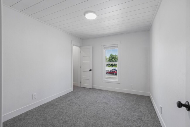 Building Photo - 5 Bed 2 Bath MODERN HERITAGE HOME