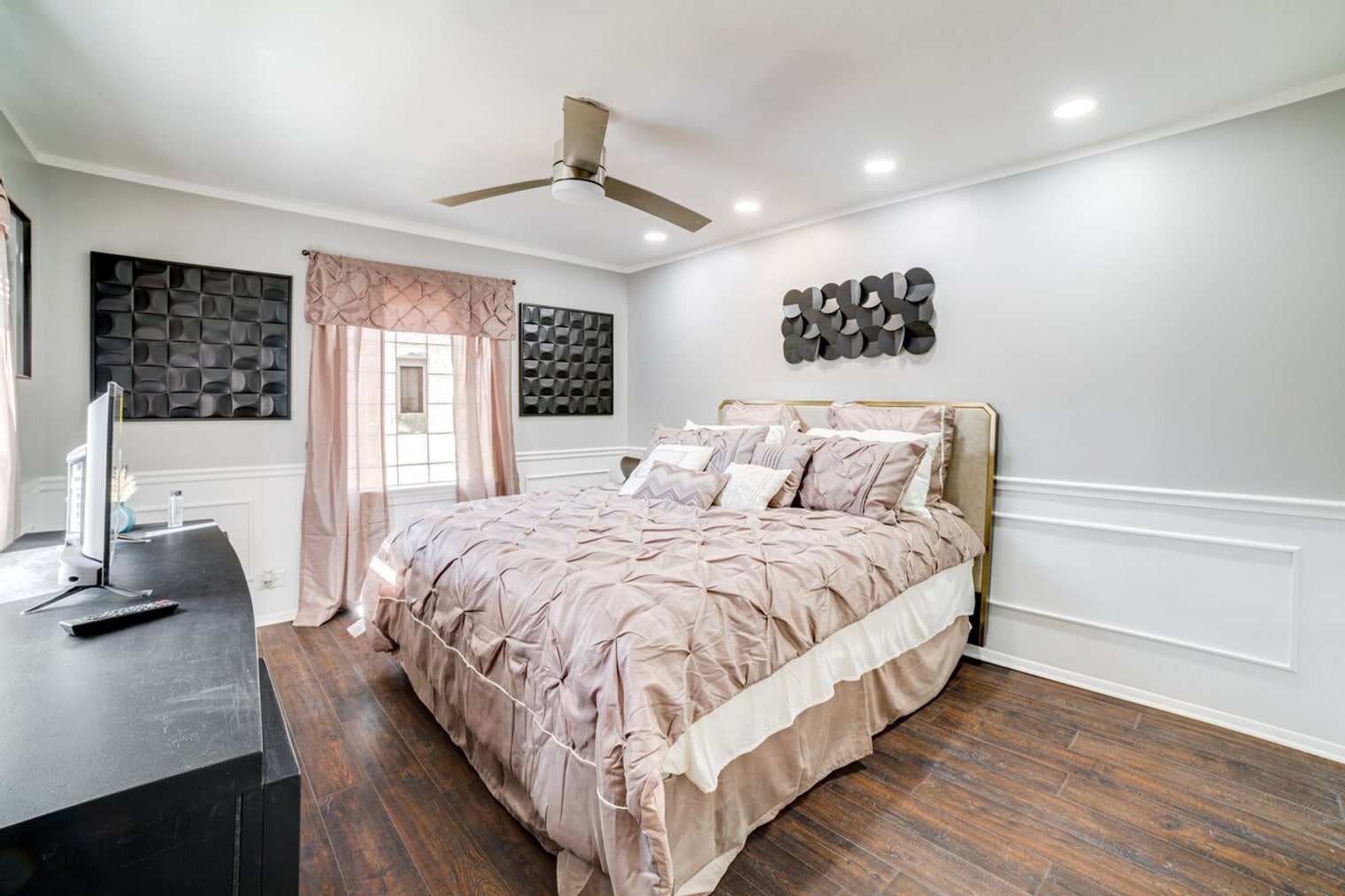 Building Photo - 9830 S Yates Ave