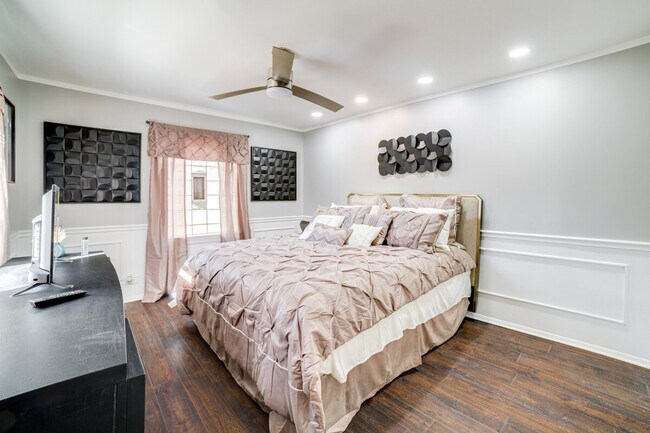 Building Photo - 9830 S Yates Ave