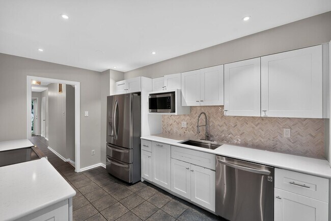 Building Photo - 3-level townhome in sought-after Sycamore Heights