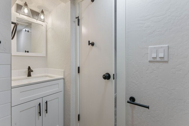 Building Photo - Darling 4 Bed, 2 Bath Home in Spokane!