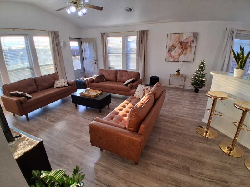 Building Photo - 2 Cloverdale and Wheatland