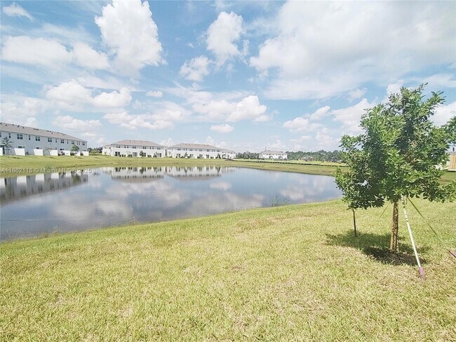 Building Photo - 390 SE Crossoak Ln