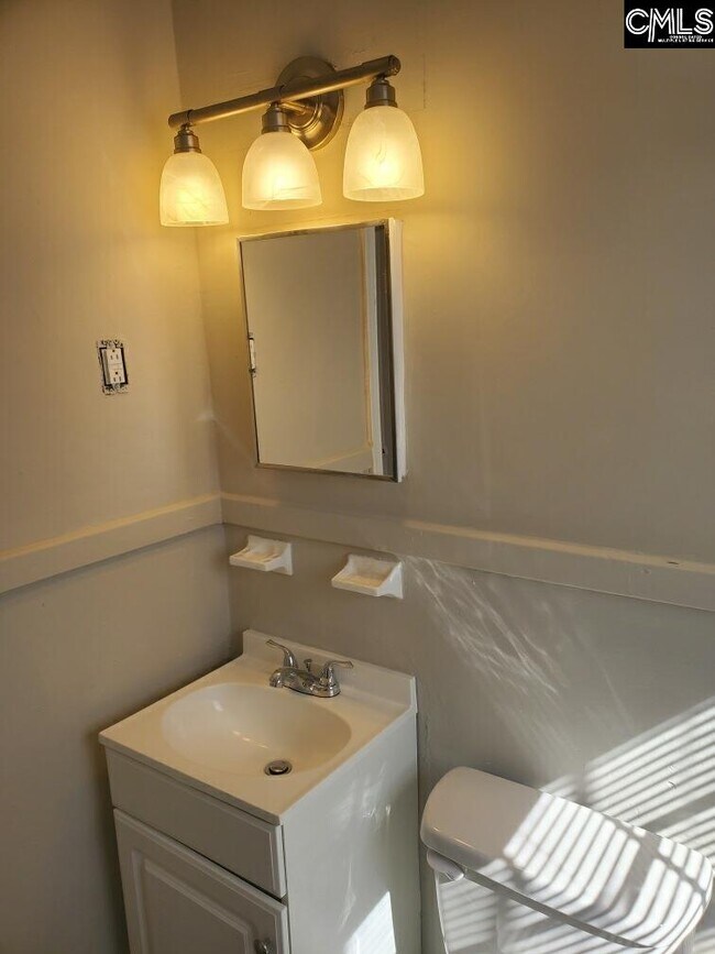 Building Photo - 332 S Bull St