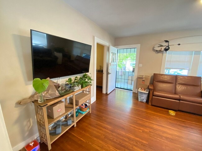 Building Photo - Adorable 2 Bedroom Cottage with Fenced yard, Washer+Dryer, Dishwasher, Reserved Parking!