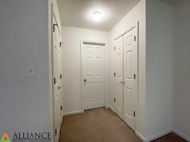 Building Photo - West Side Townhome!