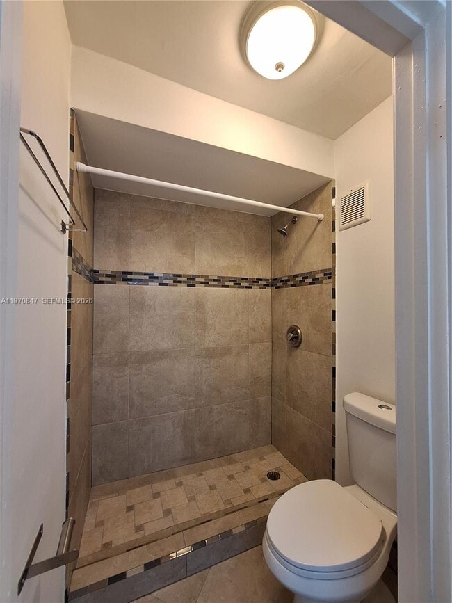 Building Photo - 2011 Bay Dr