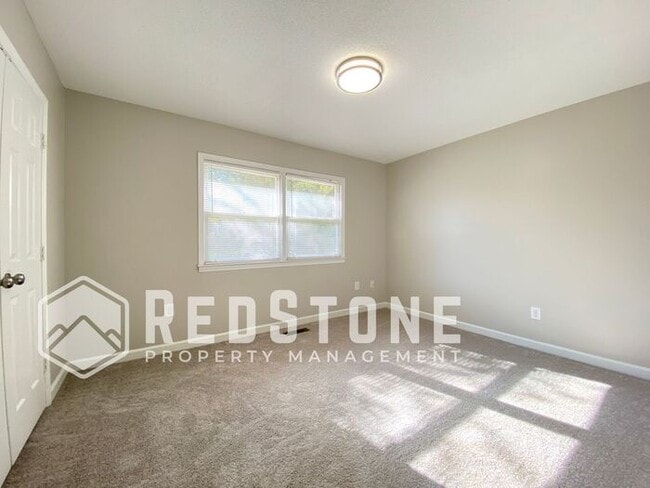 Building Photo - 2 Bedroom, 1.5 Bath - Townhouse