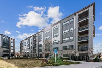 Building Photo - Gorgeous 2bd/2ba modern condo w/balcony located conveniently in MOSAIC AT WOODLAND PARK in Herndon.
