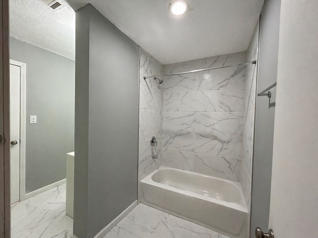 Building Photo - Updated 1 Bedroom 1 Bath Condo in Well Maintained HOA Community