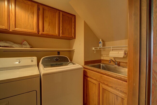Building Photo - 5Bd/2.5Ba Bellevue Home