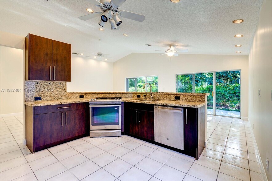 Building Photo - 1501 SW 149th Ave