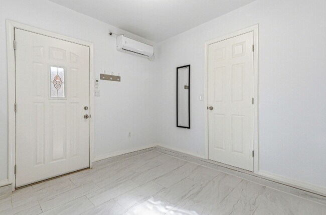 Building Photo - 3 bed 2 bath house with a studio