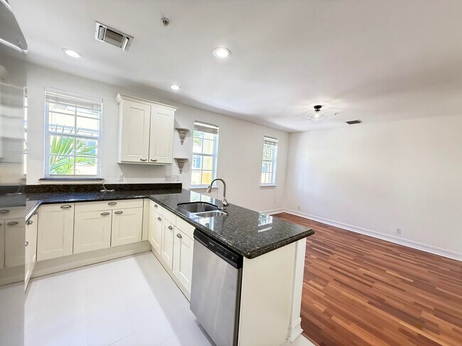 Building Photo - 319 Flamingo Dr