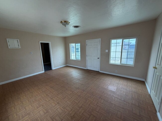 Building Photo - Charming and spacious Needles home