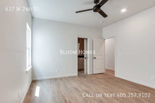 Building Photo - 637 W 2nd St