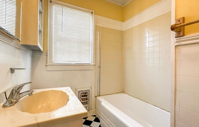Building Photo - 2 Bedroom 1 Bathroom House in Texarkana, TX