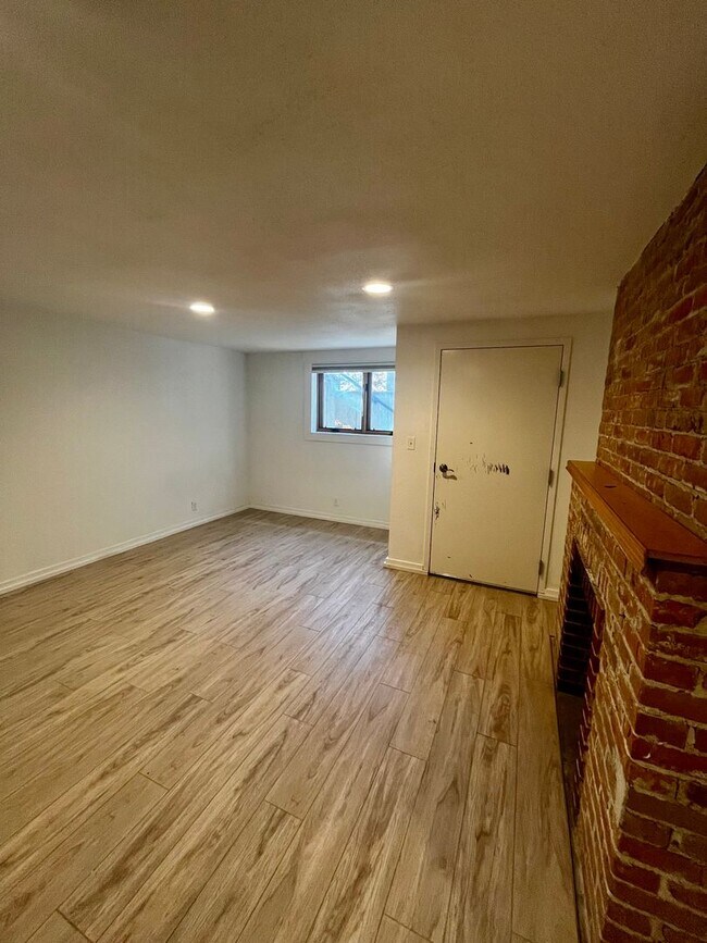 Building Photo - 607 W Babcock St