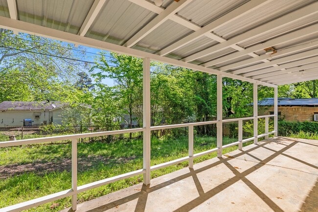 Building Photo - 715 Oakwood