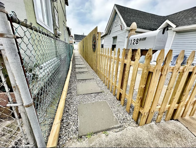 Building Photo - 128 W Burk Ave