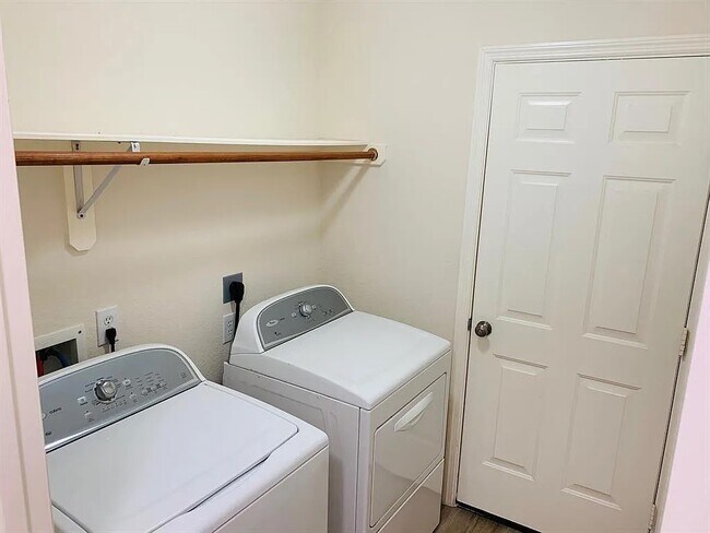 Building Photo - 8407 Resada Park Ln