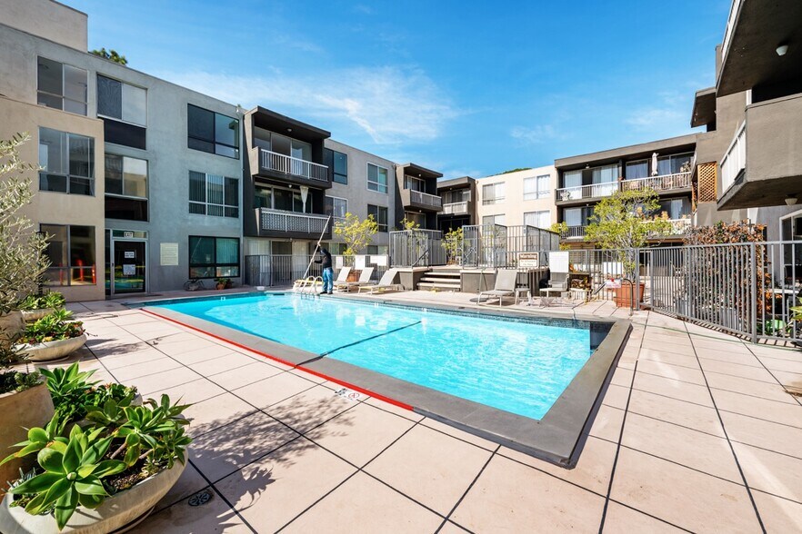 Building Photo - 1745 Camino Palmero St