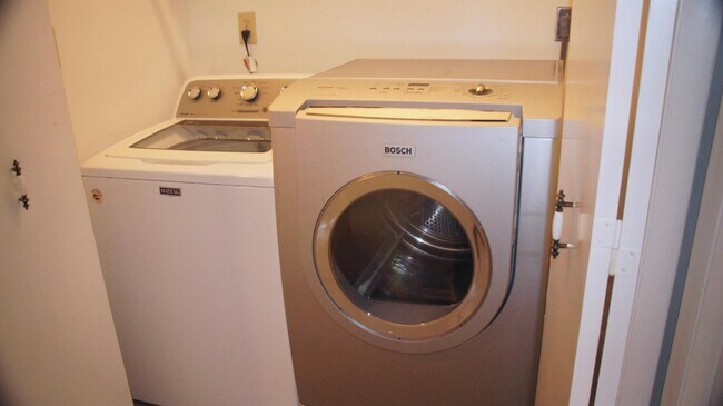 Large capacity washer and dryer - 2102 Stephenson Ave SW