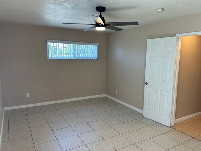 Building Photo - REALLY NICE UPSTRS 1BD 1BA FOR LEASE!