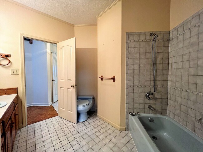 Building Photo - GREAT FARRAGUT LOCATION WITH INVITING FRONT PORCH CHARM!!!