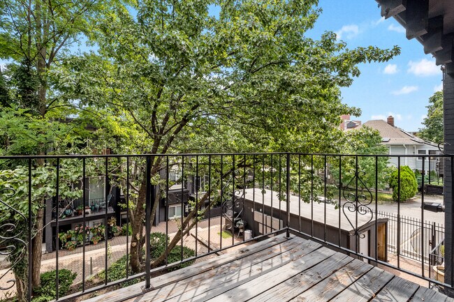 Balcony - 809 W 40th St